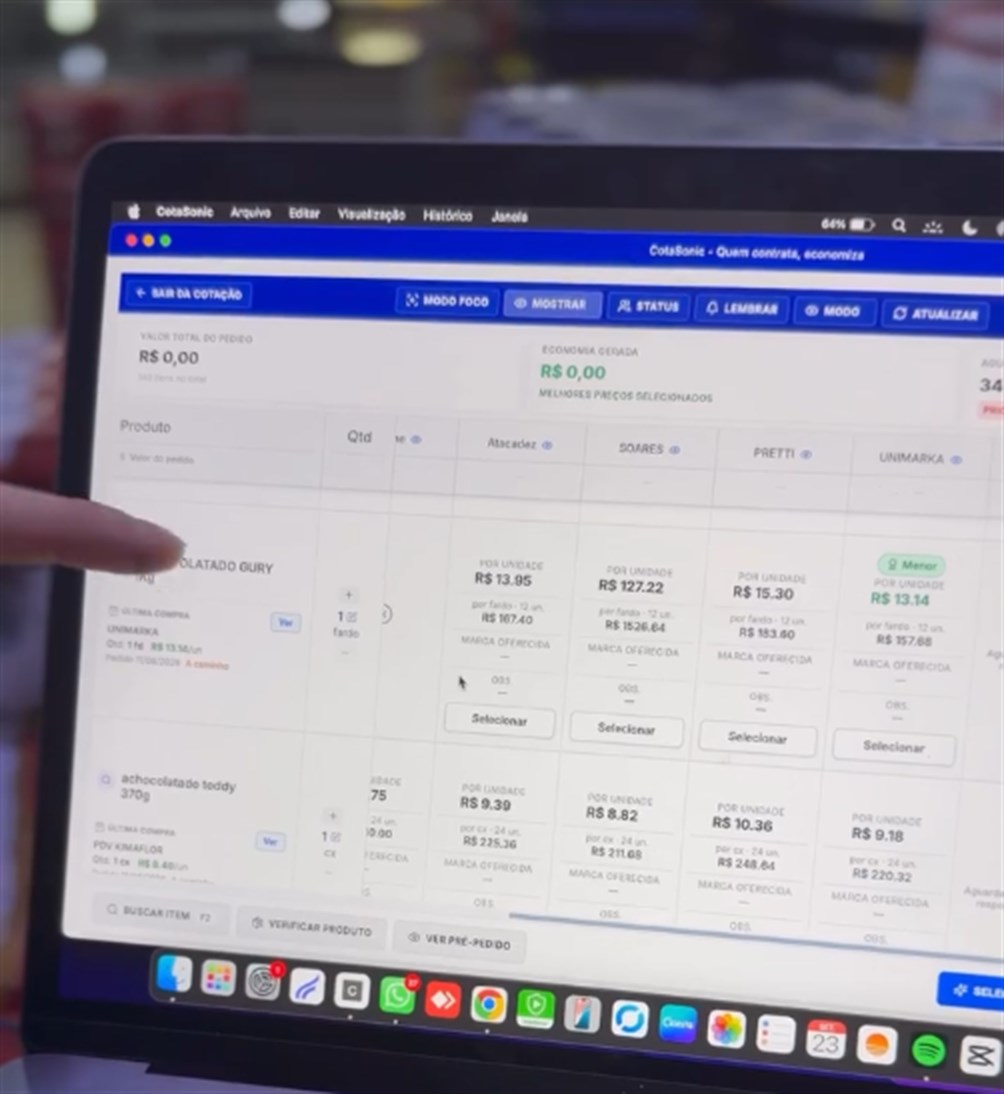 Tela de cotação do Cotasonic aberta no notebook, com os fornecedores lado a lado